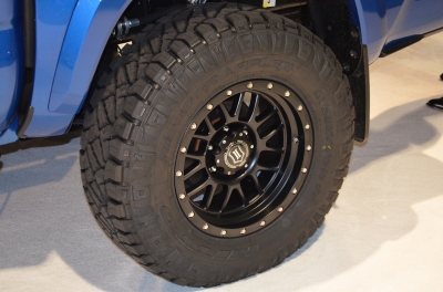 SEMA SHOW_2016_UNDER COVER_ブース_ブルー_タコマ_ICONアルミホイール_NITTO_Ridge Grappler_タイヤ_17インチ