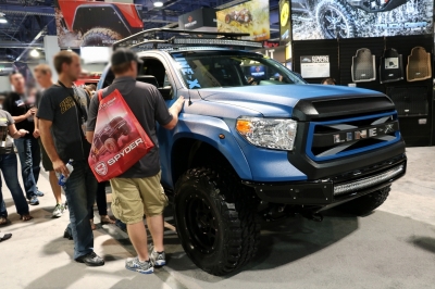 SEMA_ ショー_2016_LINEX_ブース_タンドラ_オールペイント_LEDライトバー_フロント