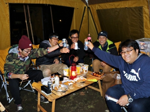 ふもとっぱらでそとあそび_スタッフ_夕食_シェルター_乾杯