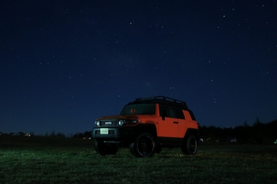 無印良品カンパーニャ嬬恋キャンプ場_FJクルーザー_オレンジ_星空_夜