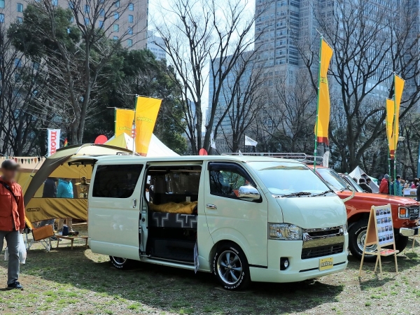 ハイエース_ローダウン_車中泊仕様_FDBOX_展示_ローダウン_新宿中央公園