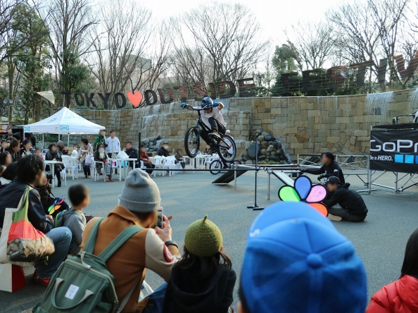 TOKYOoutsideFestival_マウンテンバイク_自転車_MTB_デモ_メインステージ_ジャンプ_イベント_新宿中央公園