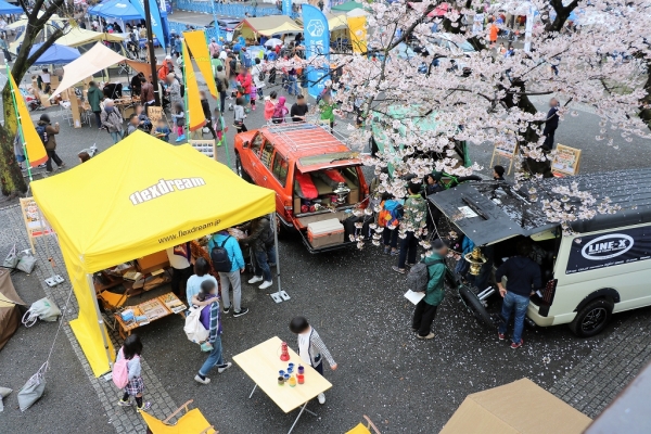 flexdream_ブース_アウトドアデイ_代々木公園_桜_満開_カスタムデモカー_展示