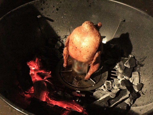 ふもとっぱらでそとあそび_スタッフ_夕食_ビア缶チキン_調理中_ウェーバーグリル