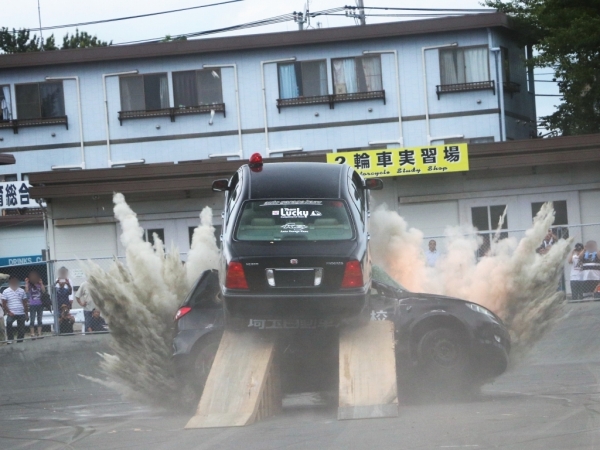 埼玉自動車大学校_オートジャンボリー2017_チームラッキー_カースタント_ジャンプ_西部警察_プログレ_爆破