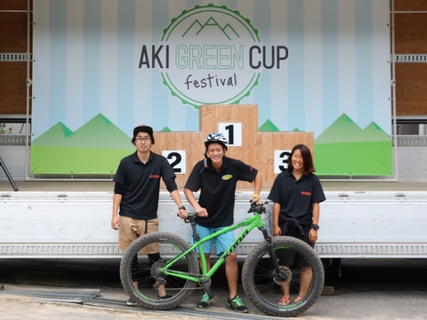 2017_AKIGREENCUPFESTIVAL_表彰台_5時間耐久レース_参加_完走_3人チーム_KONA_ファットバイク