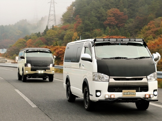 ハイエース2台_標準ボディ_ワイドボディ_リフトアップカスタムデモカー_走行シーン_中央道_紅葉