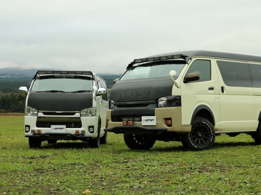 ふもとっぱら_LEDライトバー_50インチ_IPF_広告_モデル_撮影_2台_ハイエース_カスタム_デモカー