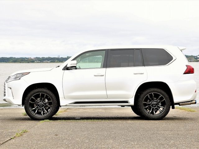 Lexus_LX570_lifted_Jaos_Bucchus_CM11_22inch_rim_SideView