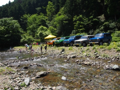 ランクル200・80・60　川沿いに並べて