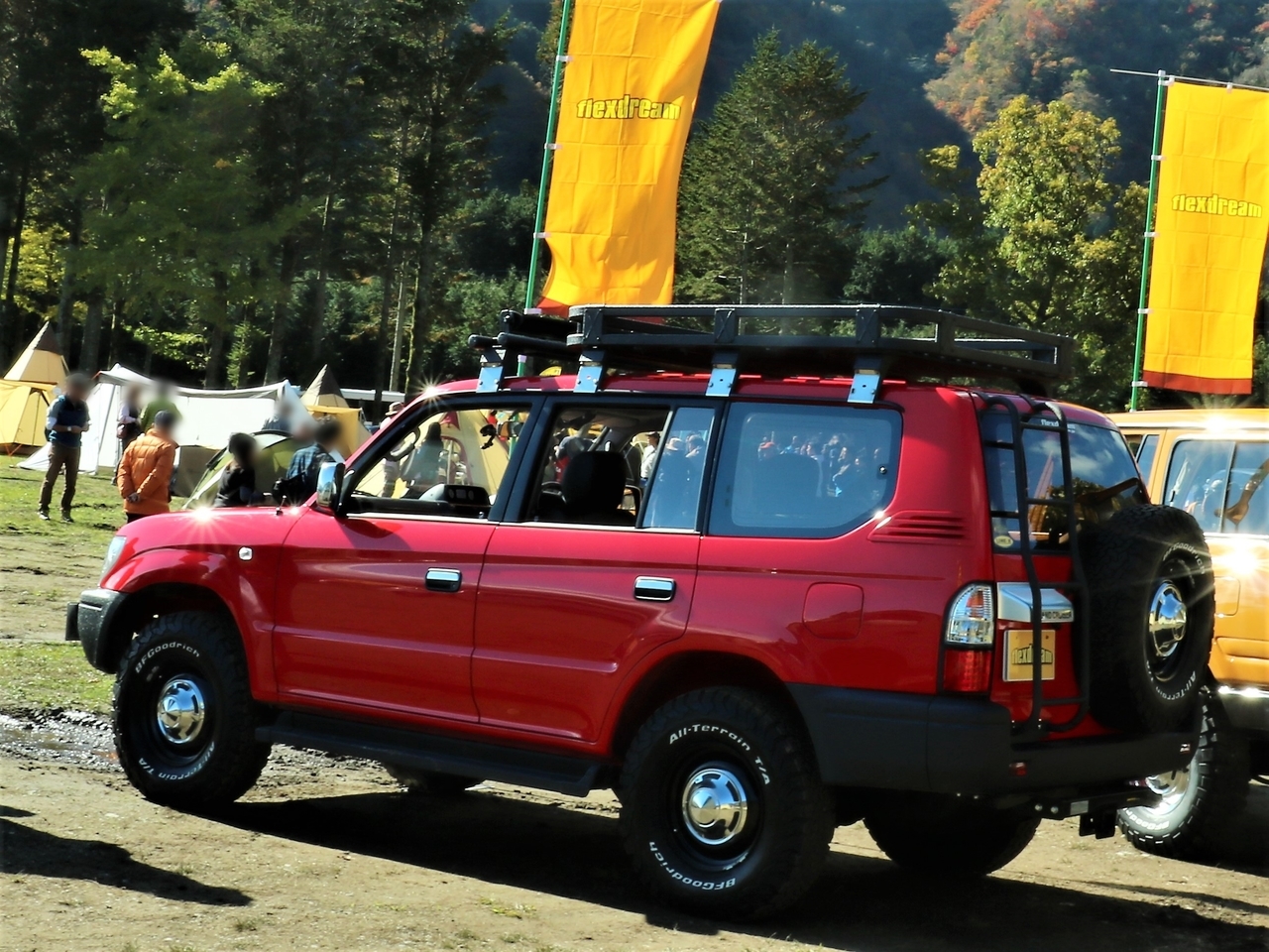朝霧高原_ふもとっぱらでそとあそび_ふもとっぱら_富士山_秋_プラド_９５_レッド_丸目カスタム_LINEX_IPF_展示_後ろ