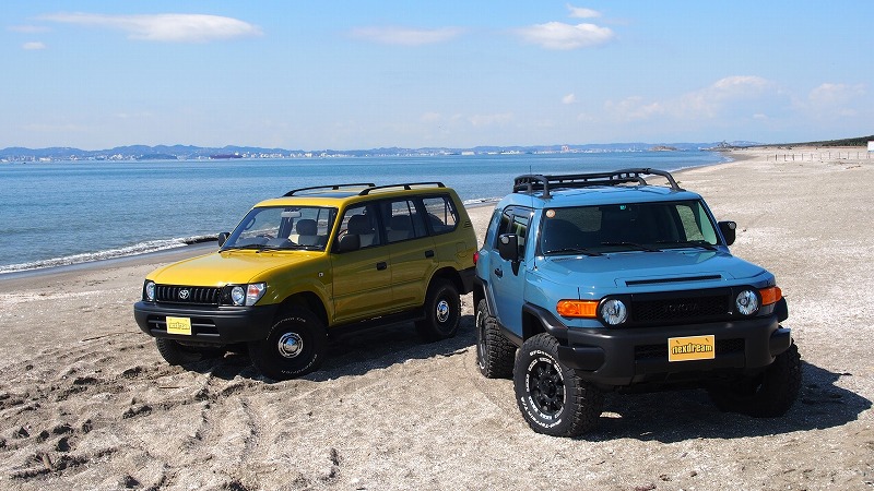 ランクルプラドの丸目とFJクルーザー丸目を2台並べて♪