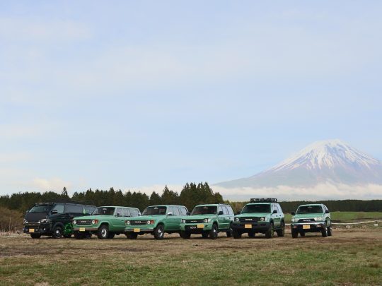 2018GOOOUT フレックスドリームデモカー 左から200系ハイエース ランクル60 ランクル80 ランクル95プラド ランクル100 ハイラックスサーフ