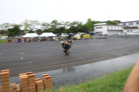 オートジャンボリー　バイクのスタントで歓声がすごいです！