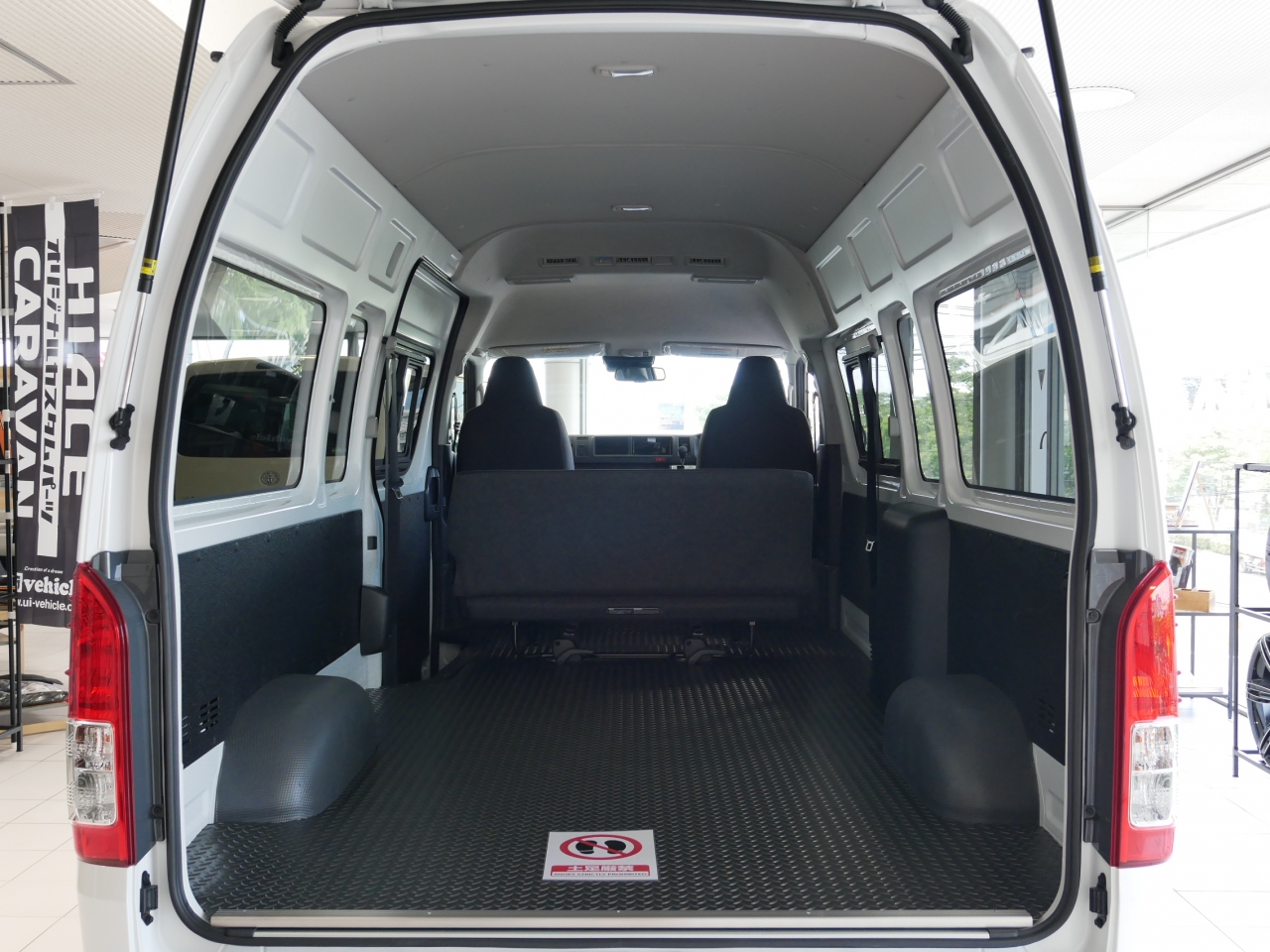 ハイエース0系バン 内装カスタム 縞板フロア 内張りline X塗装 見た目はもちろん 荷室保護にも最適 ハイエース専門店カスタム情報ブログ Flexdream