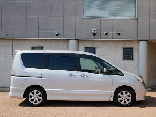 nissan serena side