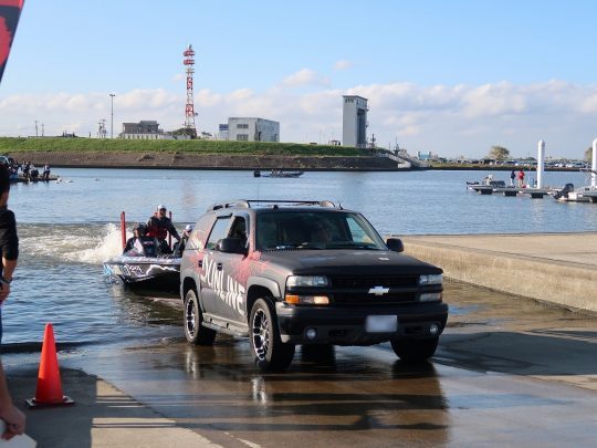 伊豫部健 イヨケン 愛車タホ ランチングシーン