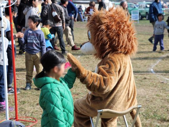 ふもとっぱらでそとあそび キッズに人気のライオンくん