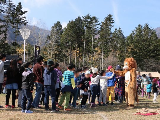 ふもとっぱらでそとあそび 運動会 ハイタッチ FDライオンくん