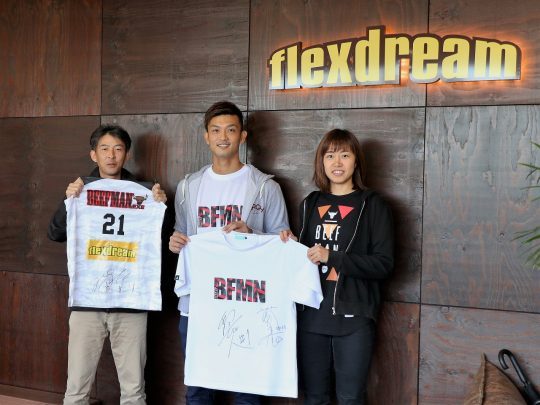 満田さんサイン入りユニフォームと 野呂選手と前田選手のサイン入りTシャツ