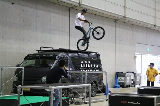 西窪友海 sibuyaninja tomomi nishikubo ハイエースのうえに乗ってトリック