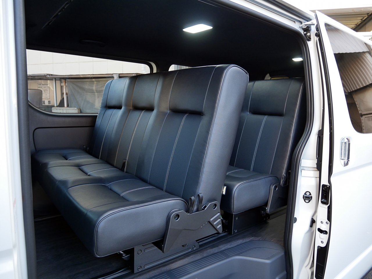 車中泊のできる街乗り仕様車 ライトキャンピングカーfd Boxシリーズ 維持費を抑えた4ナンバー8人乗り Fd Box5 を徹底解説 ハイエース専門店カスタム情報ブログ Flexdream
