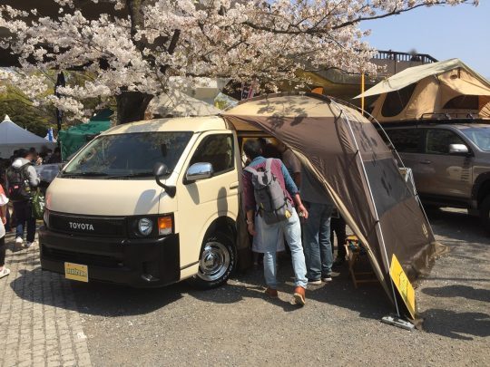 200系ハイエース 丸目換装 FD-classic イエローパール アウトドアデイジャパン東京