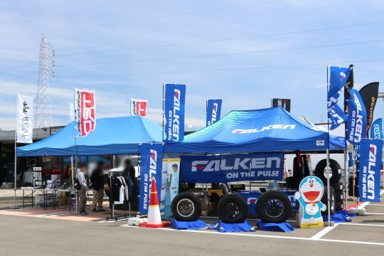 TRD falken 思いっきり楽しもうハイラックス RVパーク