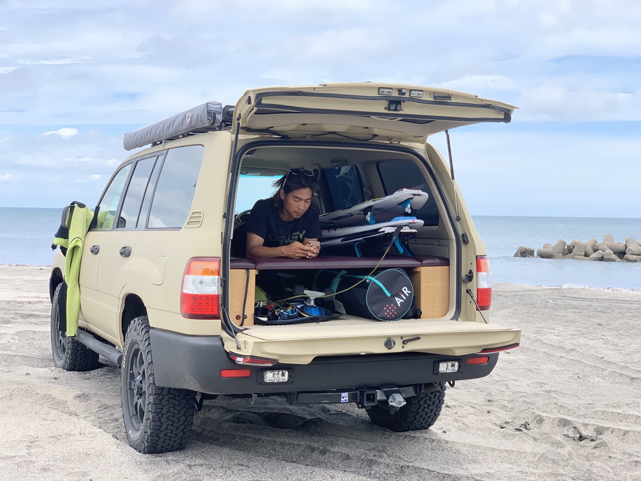 Outdoorあそびーくる に プロサーファー 加藤 嵐 プロと愛車 ランクル100 が特集 ランクル専門店カスタム情報ブログ Flexdream