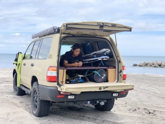 ランクル100ベッドキット くつろぎスペース 車中泊のできるクルマ