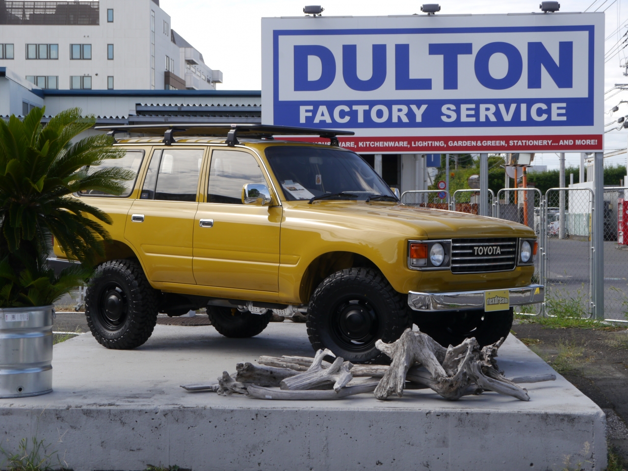 オシャレなアメリカン雑貨dulton ダルトン 武蔵村山店に お洒落な丸目カスタムのランクル80が展示中です ランクル専門店カスタム情報ブログ Flexdream