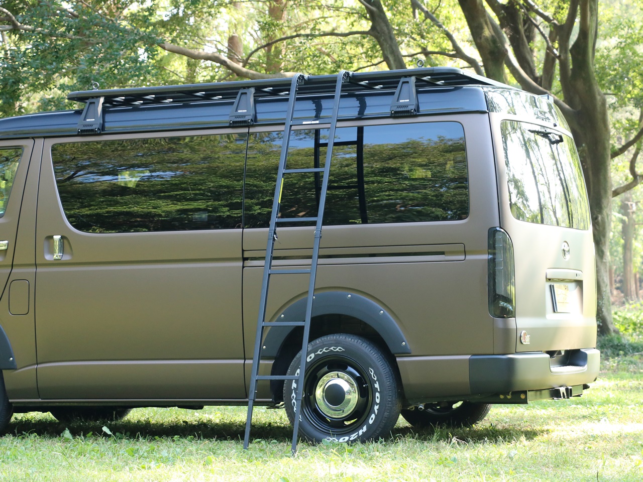 OUTDOOR “あそびーくる”』にARBルーフトップテントを装備した“車上泊 