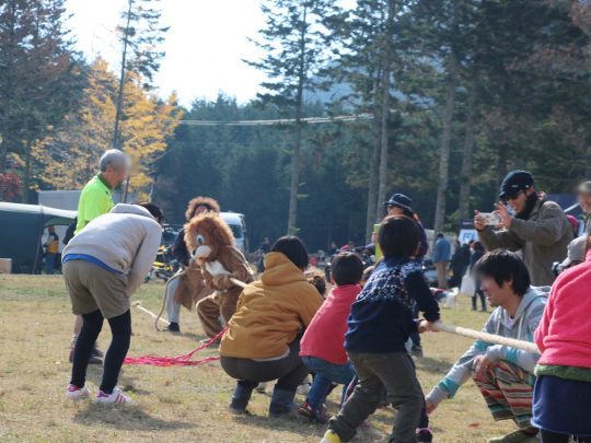 FDライオンも登場 ふもとっぱらでそとあそび_大運動会_綱引き