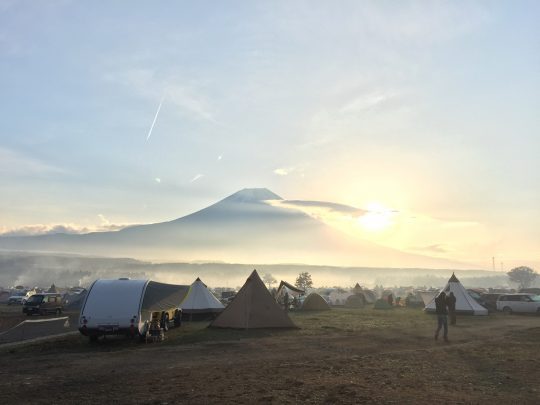 ふもとっぱらでそとあそび 富士の麓の絶景を楽しむキャンプ