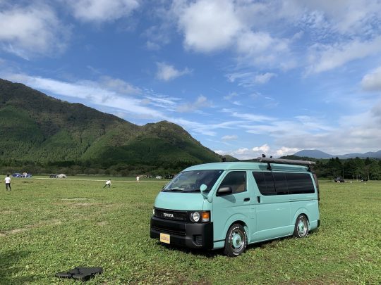 アウトドアがよく似合うハイエース丸目 バンライフ クラシックカスタム