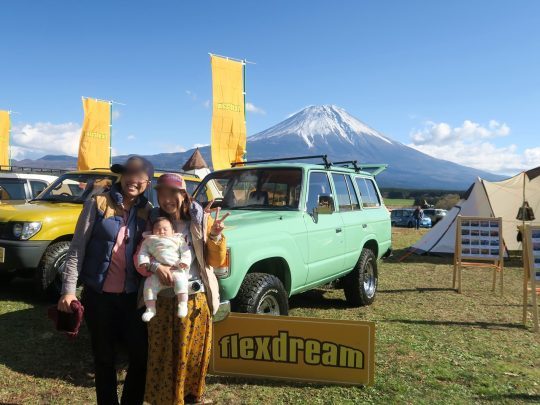 ハイエースやランクルと並んで富士山と一緒に記念撮影 ふもとっぱらでそとあそび