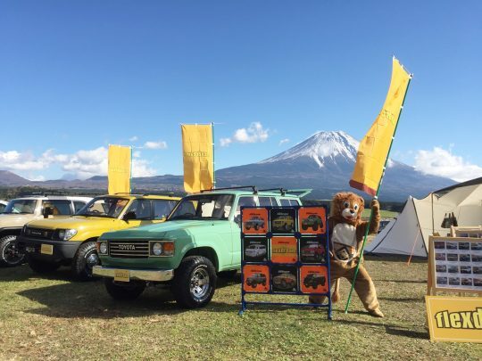 富士山を背景にキャンプを楽しむ ドッヂビーでディスゲッター