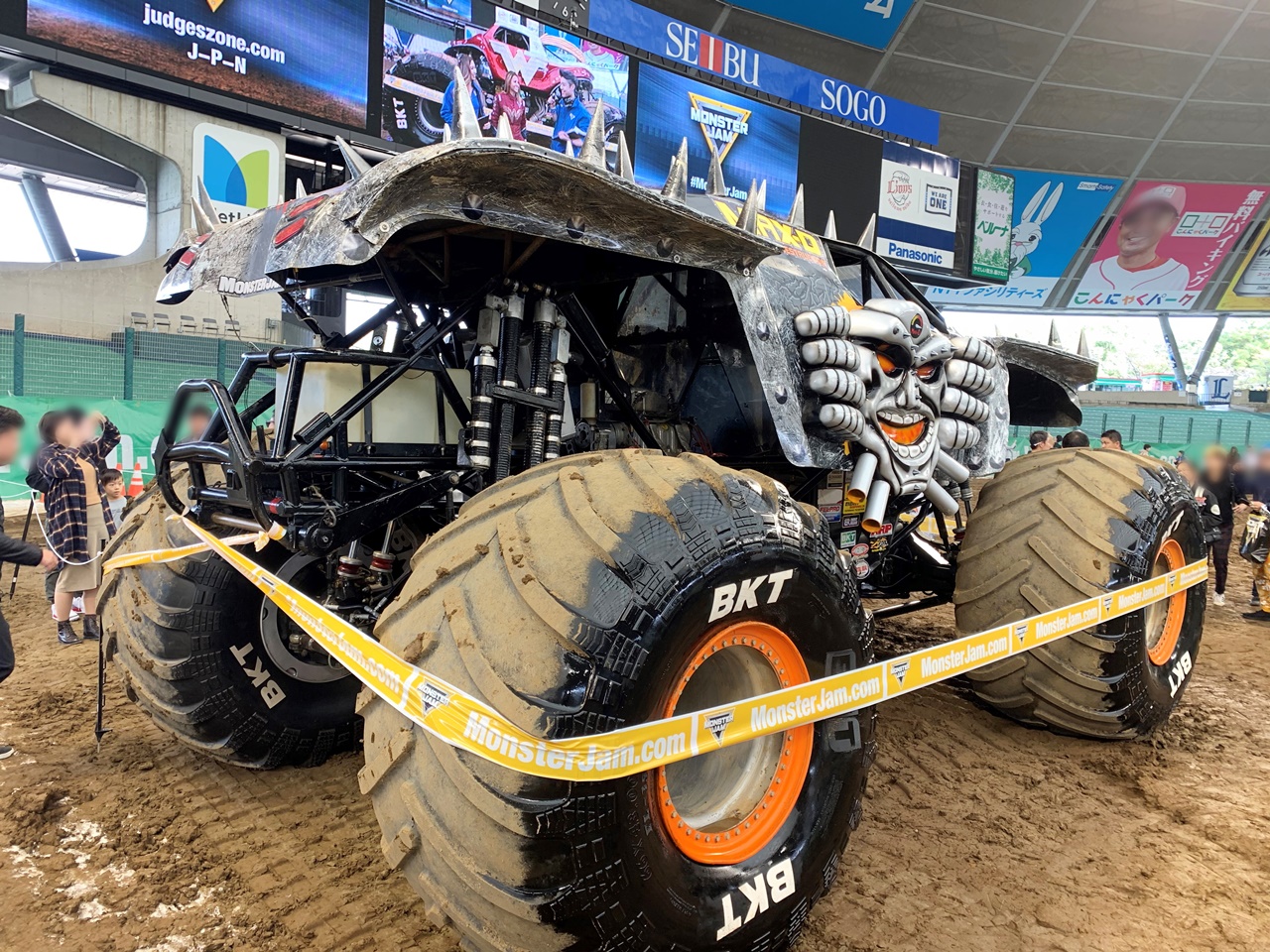 モンスタートラックが暴れまわるアメリカンモーターショー Monster Jam 19 In Tokyo にarb4x4オフロードカスタムのランクル ハイエースを展示 ランクル専門店カスタム情報ブログ Flexdream