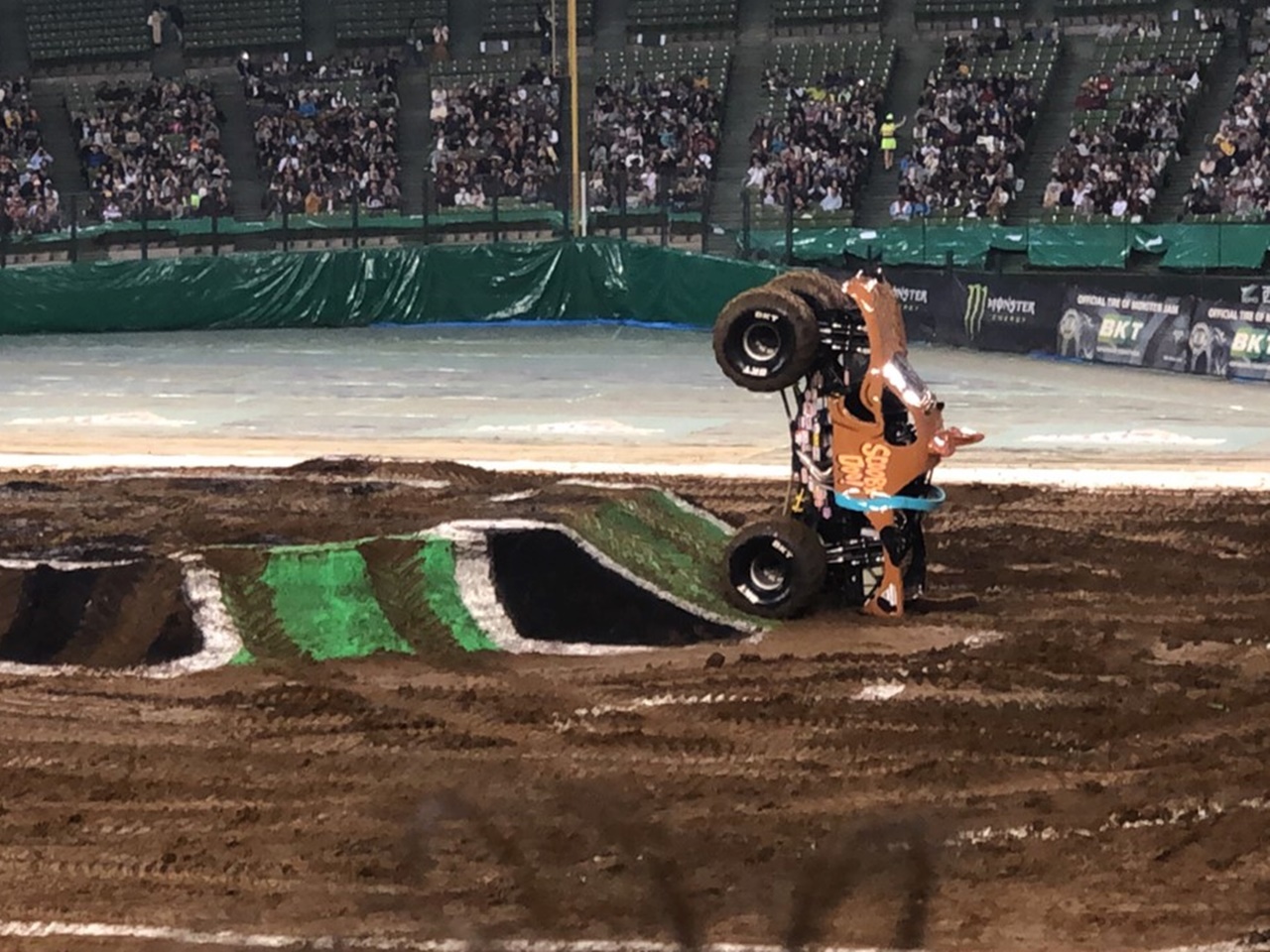 モンスタートラックが暴れまわるアメリカンモーターショー Monster Jam 19 In Tokyo にarb4x4オフロードカスタムのランクル ハイエースを展示 ランクル専門店カスタム情報ブログ Flexdream