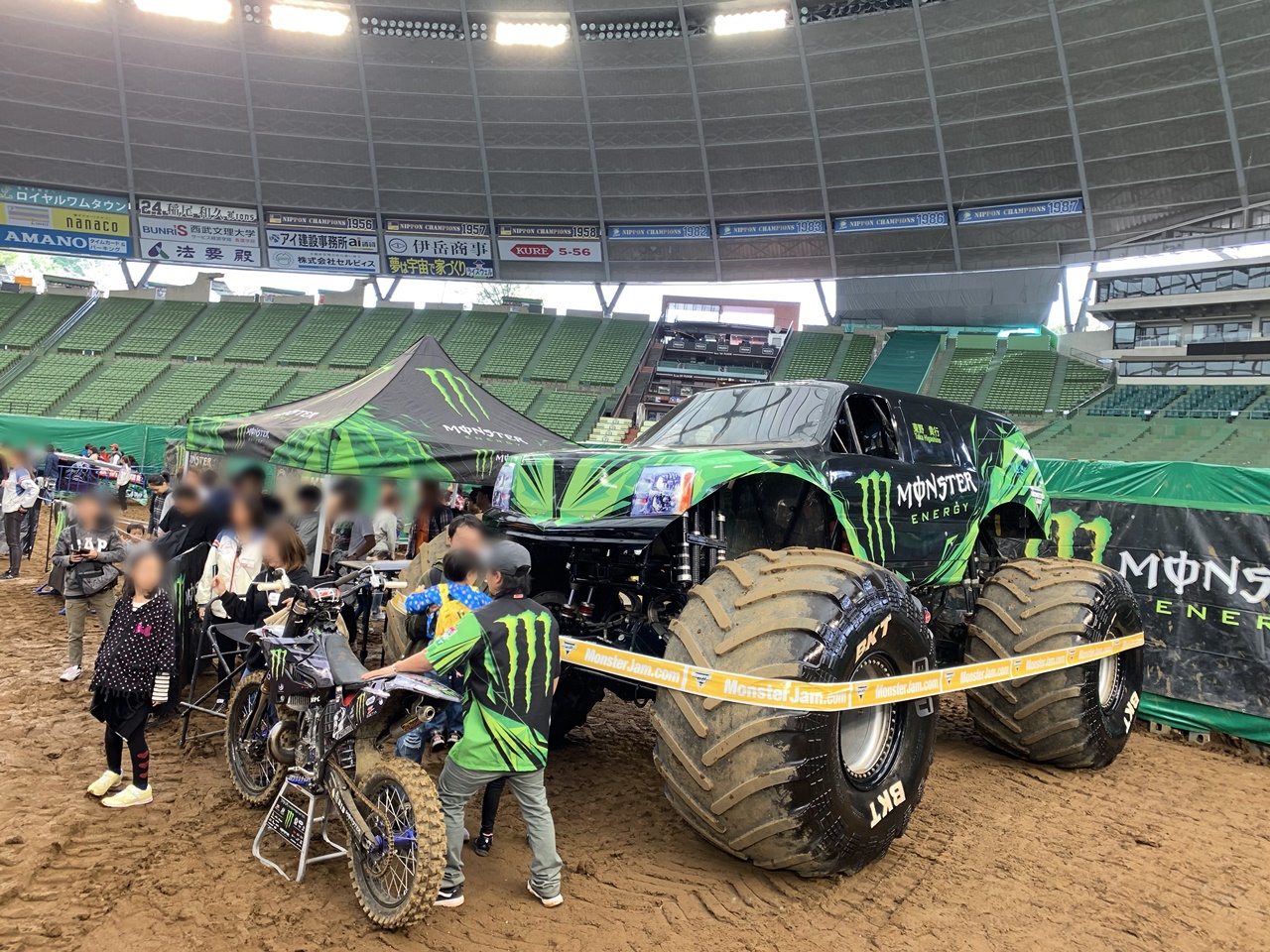 モンスタートラックが暴れまわるアメリカンモーターショー Monster Jam 19 In Tokyo にarb4x4オフロードカスタムのランクル ハイエースを展示 ランクル専門店カスタム情報ブログ Flexdream