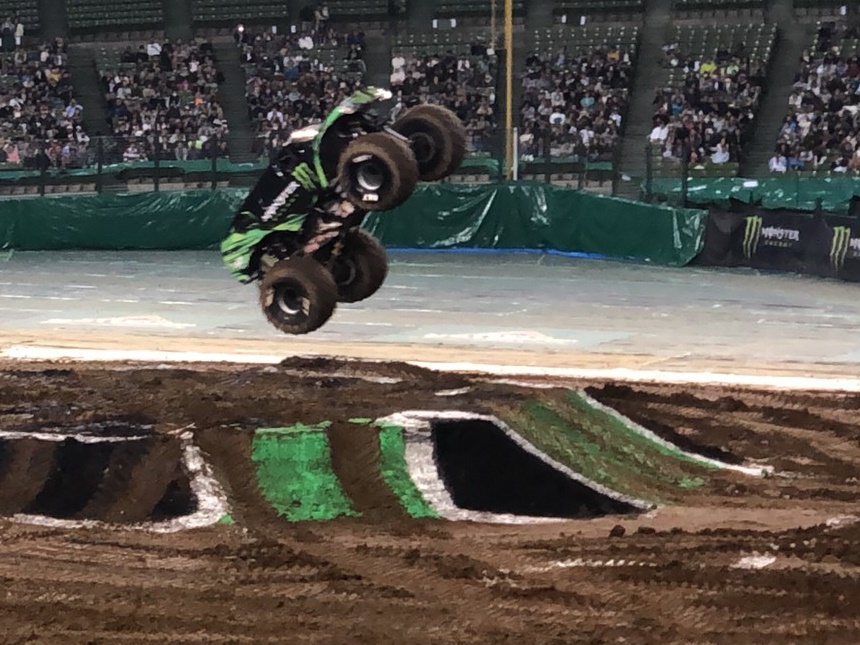 モンスタートラックが暴れまわるアメリカンモーターショー Monster Jam 19 In Tokyo にarb4x4オフロードカスタムのランクル ハイエースを展示 ランクル専門店カスタム情報ブログ Flexdream