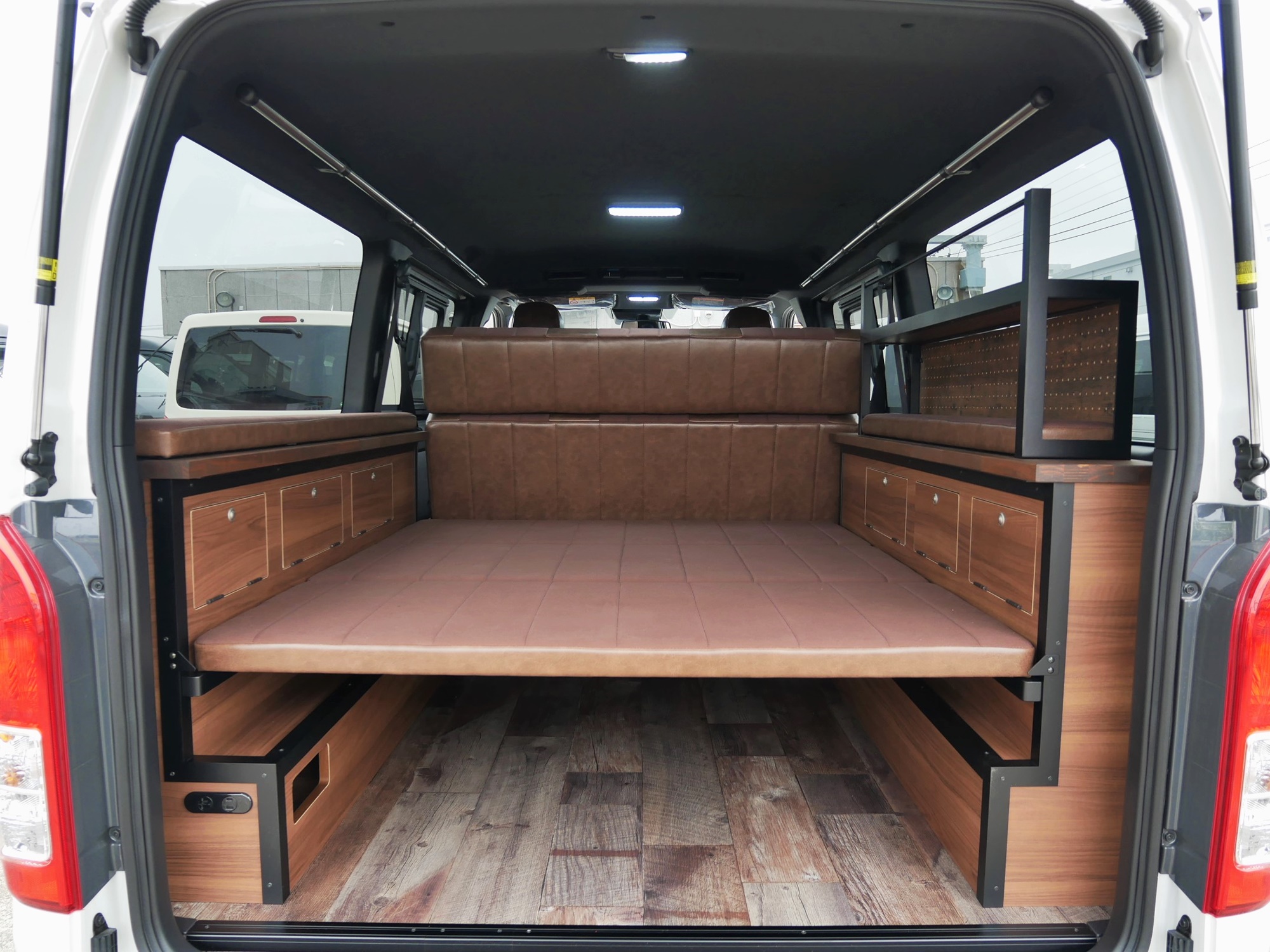標準ボディーで製作！お洒落で快適な車中泊のできるハイエースFD-BOX7 
