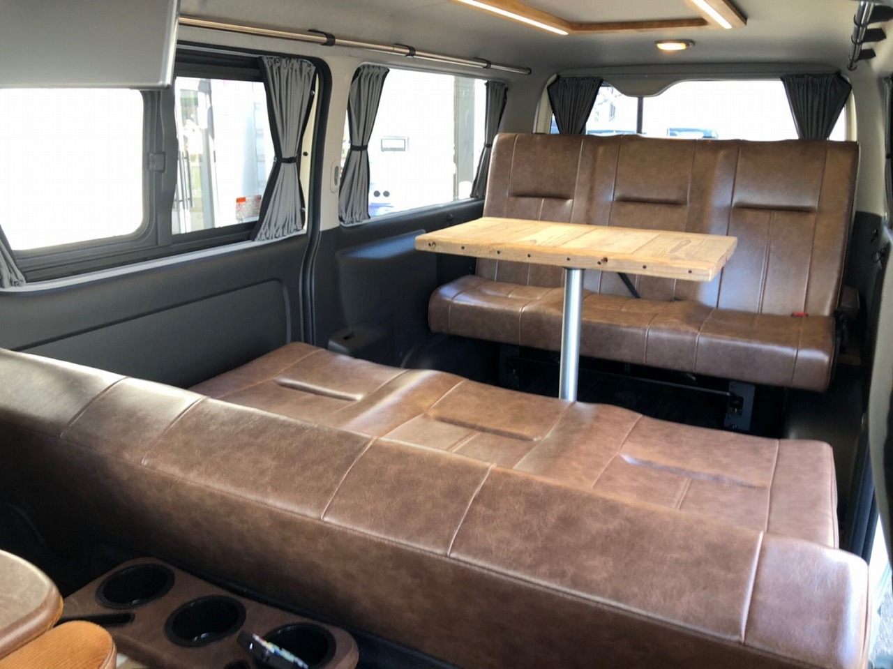 リモートワーク 在宅勤務にも活躍できるハイエースの広々空間 Fd Boxで快適なワークスタイルを紹介 ハイエース専門店カスタム情報ブログ Flexdream