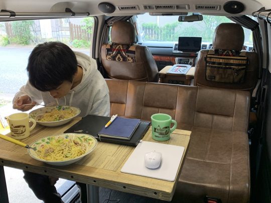 ハイエースの車内でランチ revoシートで対面でもゆったり座れる