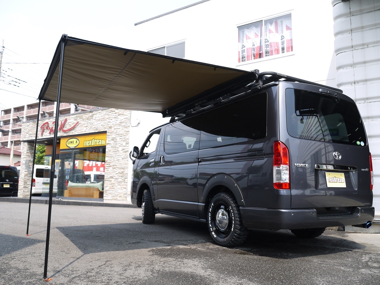 ハイエースのアウトドアカスタムにスタイリッシュなRHINO-RACK（ライノ 