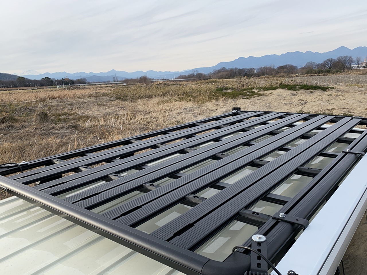 ハイエースのアウトドアカスタムにスタイリッシュなRHINO-RACK（ライノ 