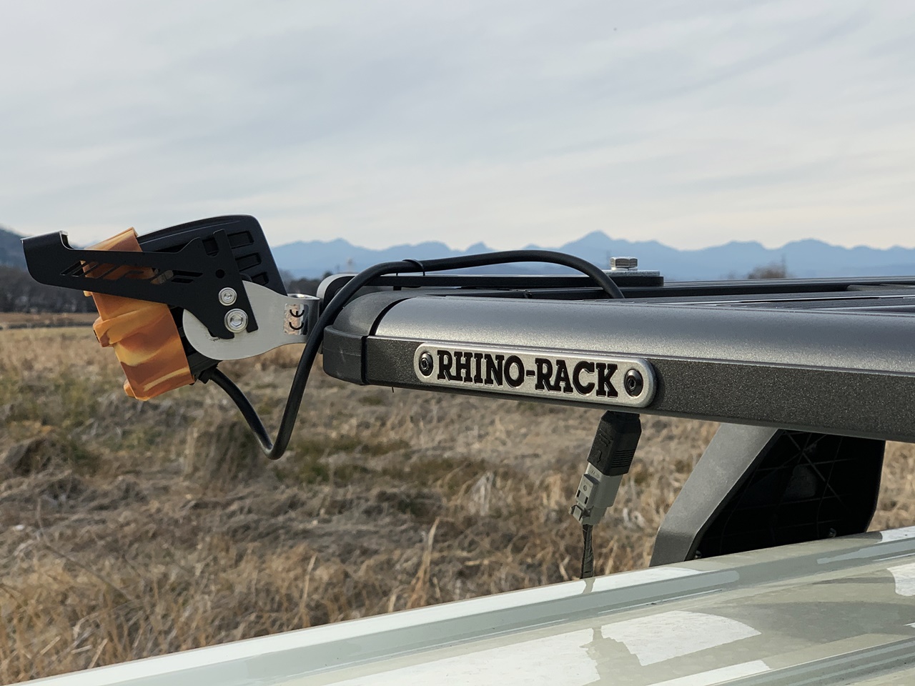ハイエースのアウトドアカスタムにスタイリッシュなRHINO-RACK（ライノ 