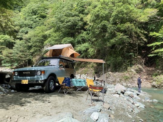 岩場でもテントの設営が出来るARB4x4ルーフトップテント_悪路で活躍するランクル80