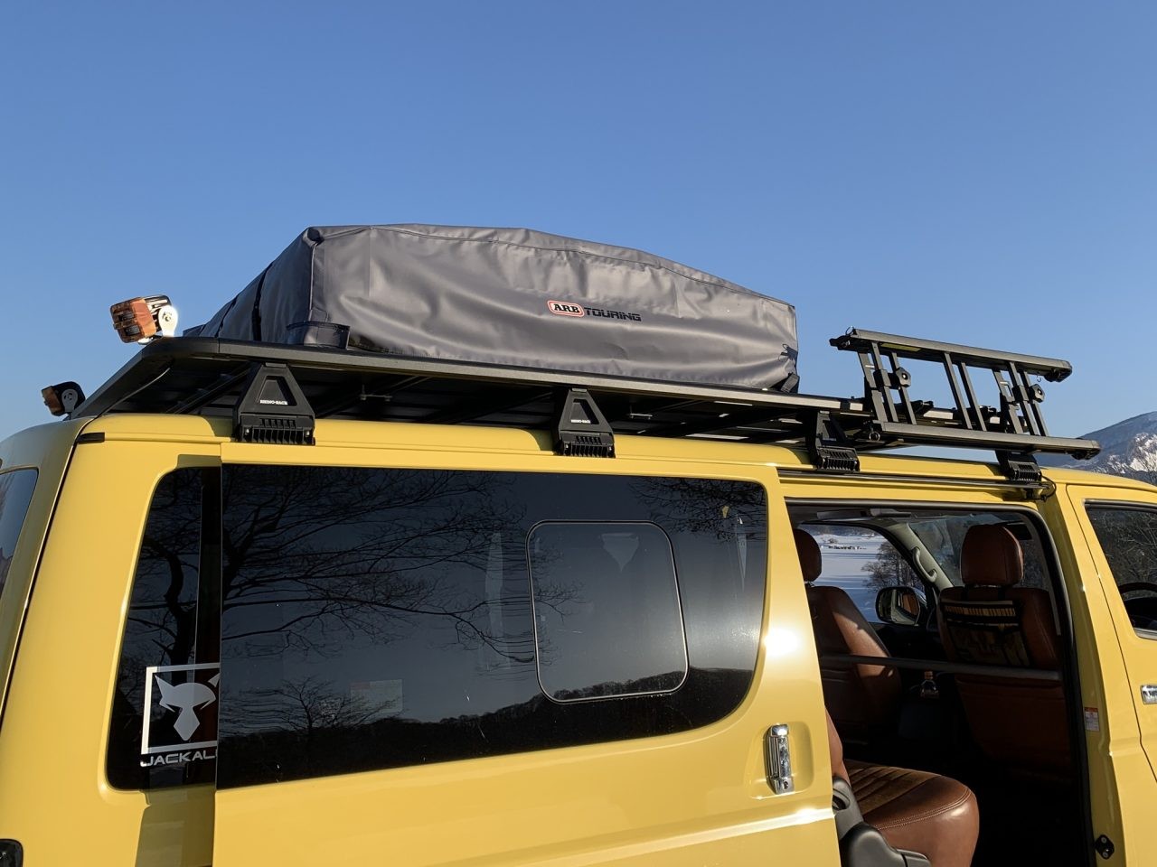 ARBルーフトップテント_スタイリッシュなRHINORACKライノラック_アウトドアで活躍するハイエースのソト遊びカスタム｜ハイエース専門店