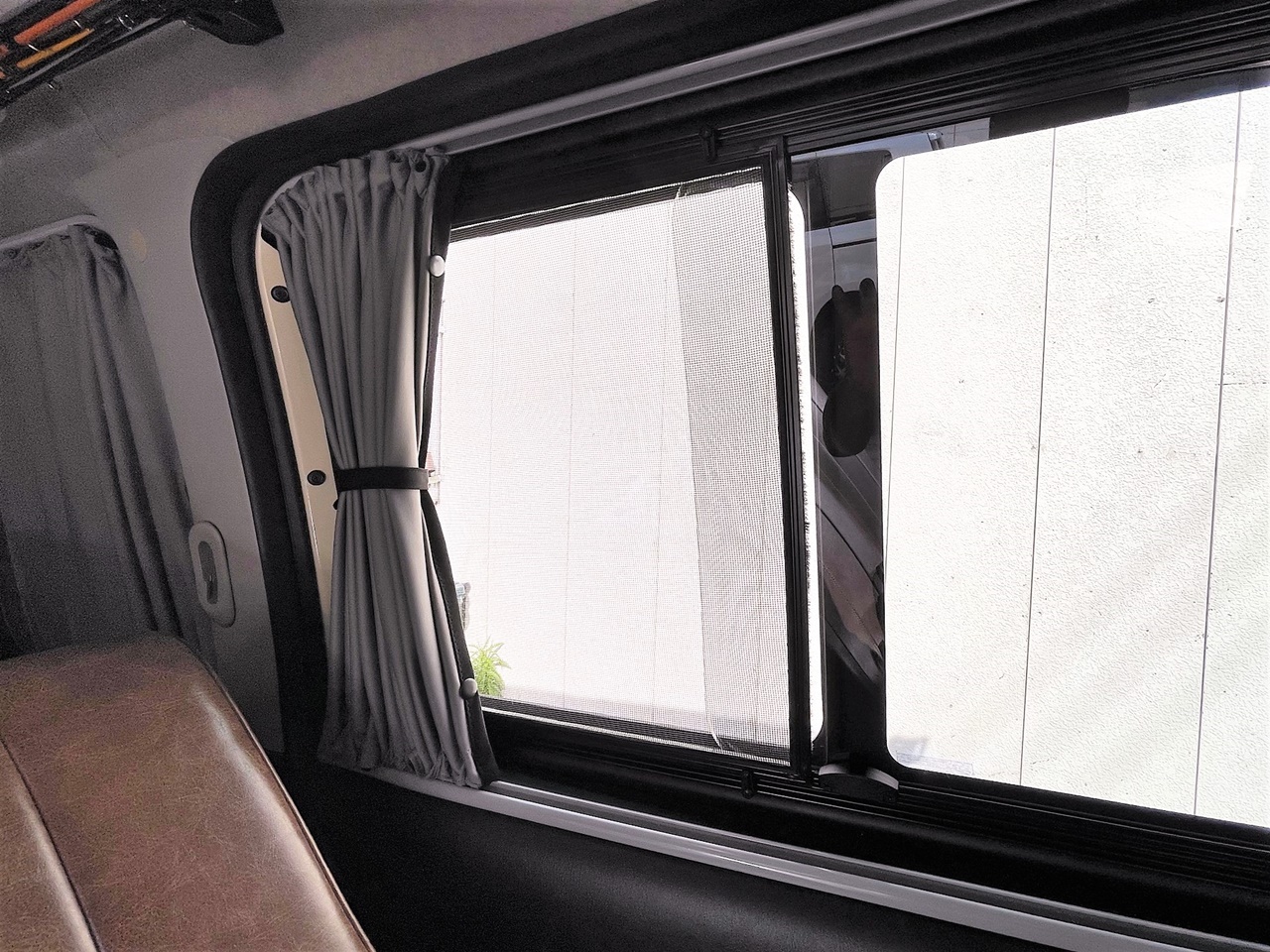 ハイエースに小窓を増設カスタム 車中泊に活躍する便利なスライドドアガラスキットをご紹介 ハイエース専門店カスタム情報ブログ Flexdream